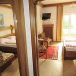 Photo of double room with bath tube, WC | © Waldpension Reisinger