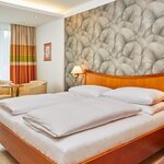 Photo of double room with shower or bath tube, WC