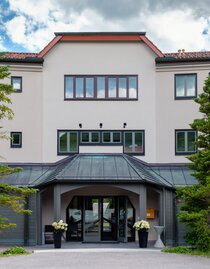 Eingangsbereich v. der Straße | © JUFA Hotel Lipizzanerheimat | JUFA Hotels - Thomas Leibetseder | © JUFA Hotel Lipizzanerheimat