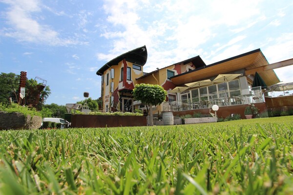 Kunsthotel im Sommer | © Malerwinkl