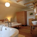 Photo of Apartment, shower and bath tub, modern conveniences | © Weingut Tauss | Fam. Tauss