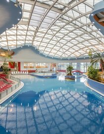 Wellenbecken unter der Sonnenkuppel | © H2O Hoteltherme/Eisenberger | © H2O Hoteltherme/Eisenberger