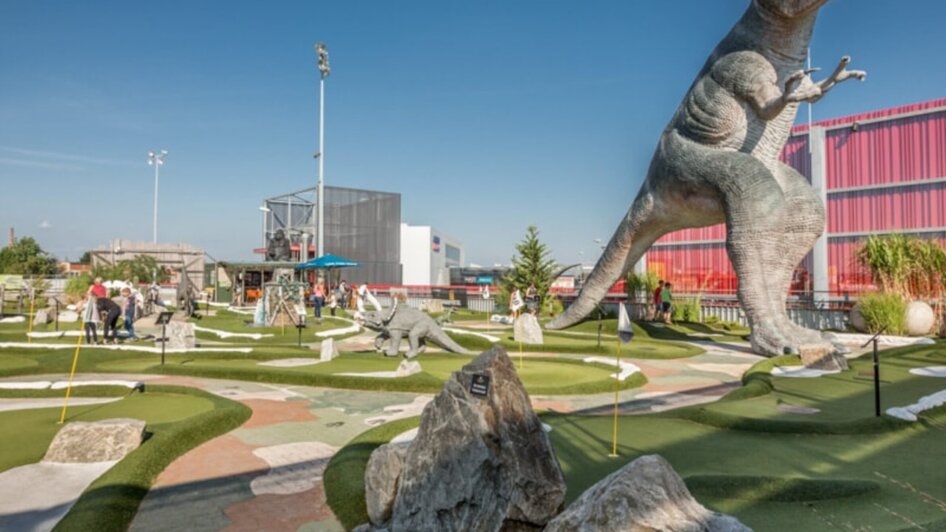 Minigolfplatz mit Dinosaurier-Thema in Graz, Freizeitaktivität im Freien. | © Center West