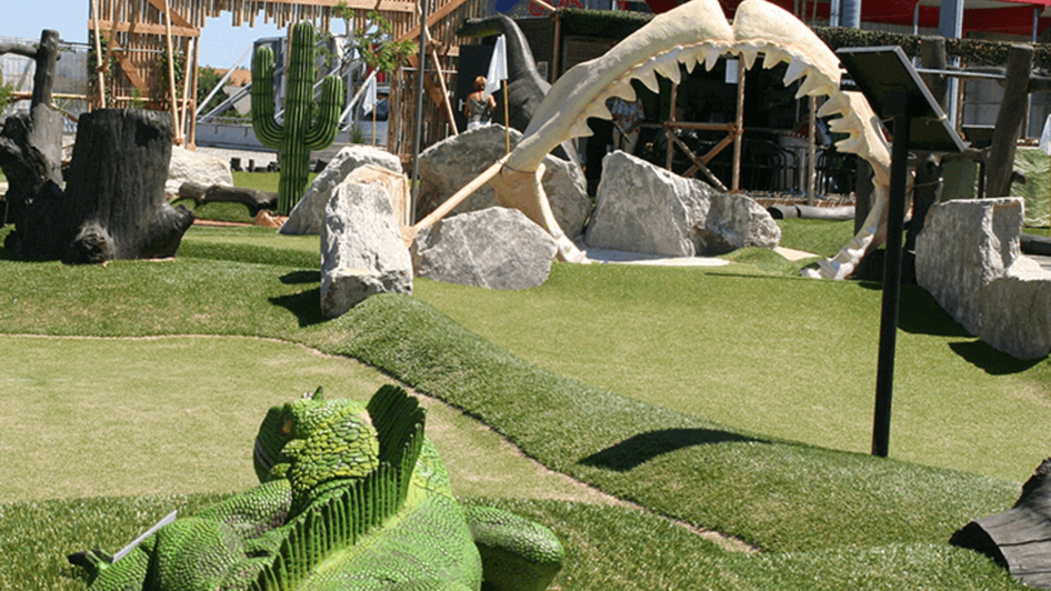 Minigolfplatz mit Dinosaurier und Haifisch-Skelett in Graz. | © Center West