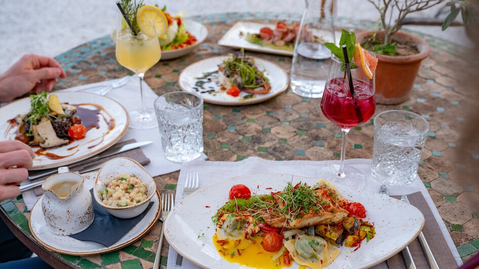 Leckeres Essen bei aiola im Schloss mit Drinks und Vorspeisen.