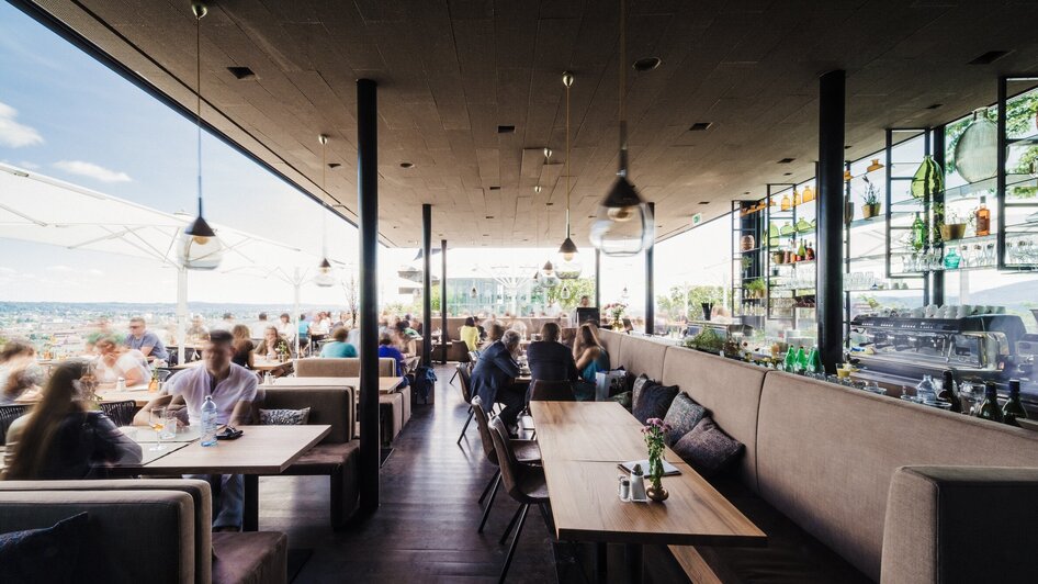 Moderne Restaurant-Innenansicht in Graz mit schöner Aussicht.