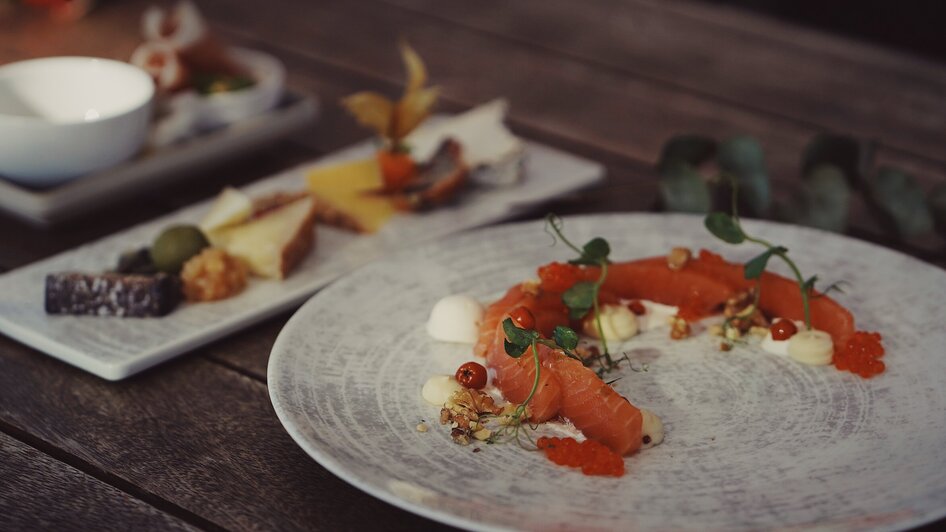 Ein elegantes Gericht mit Lachs, Kaviar und Garnierungen.