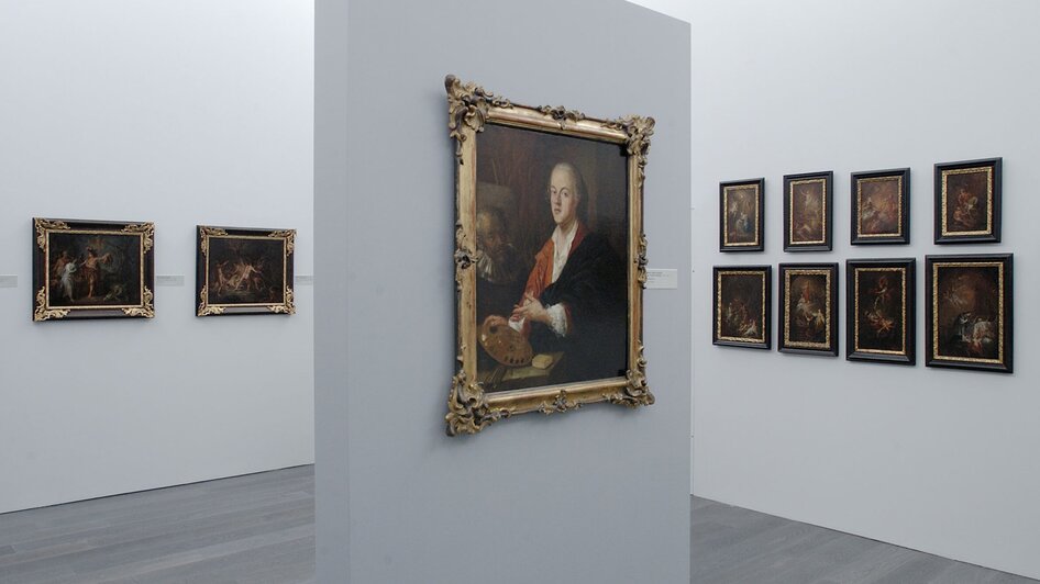 Ausstellungsraum mit Gemälden und Kunstwerken. | © UMJ
