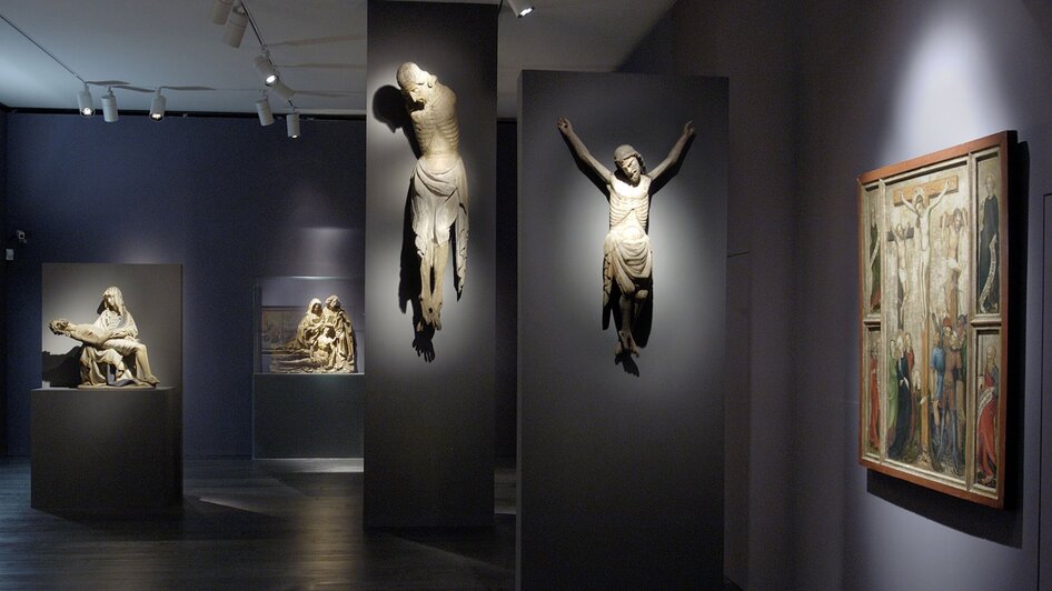 Verschiedene Skulpturen und ein Gemälde in einem Ausstellungsraum. | © UMJ
