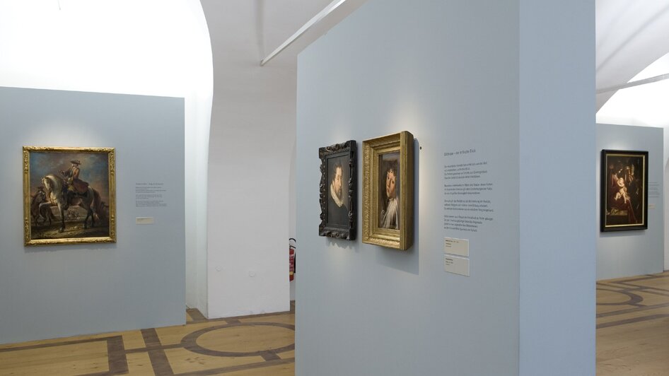 Ein Blick auf die Alte Galerie mit verschiedenen Gemälden im Ausstellungsraum. | © UMJ