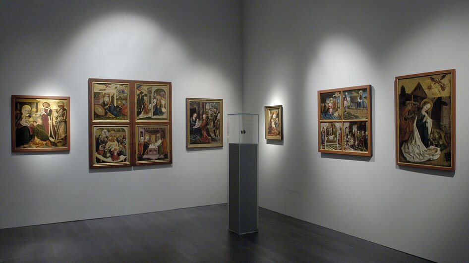 Blick auf die Alte Galerie mit verschiedenen Gemälden an der Wand. | © UMJ