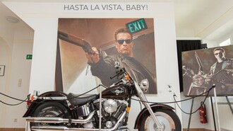 Ein Motorrad vor einem Wandgemälde mit dem Satz "Hasta la Vista, Baby!". | © Region Graz - Harry Schiffer