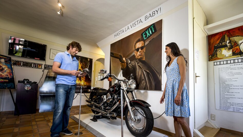 Besucher bewundern Motorrad in Ausstellung, Zitat sichtbar. | © Region Graz - Tom Lamm