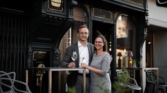 Paar mit Wein in der Auenbrugger Weinbar in Graz. | © Auenbrugger