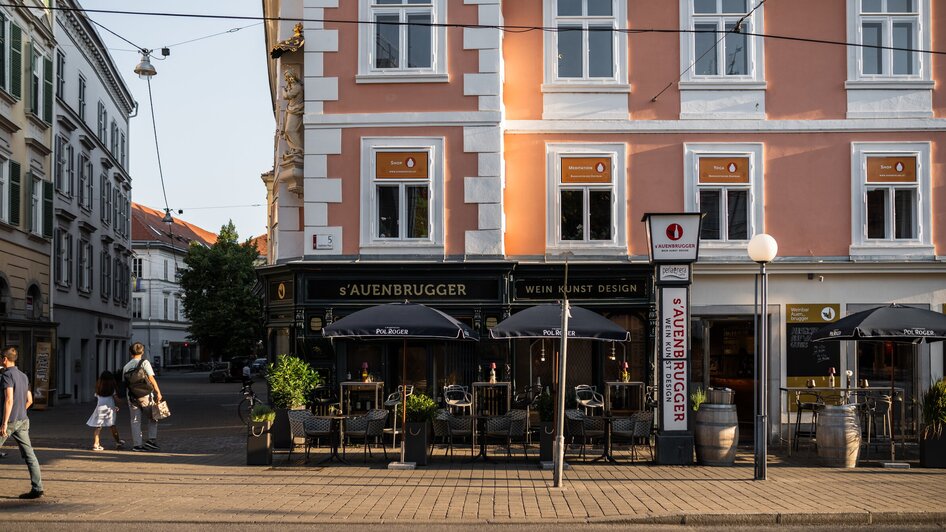 Sicht auf die Auenbrugger Weinbar in Graz, mit Tischen im Freien. | © Auenbrugger