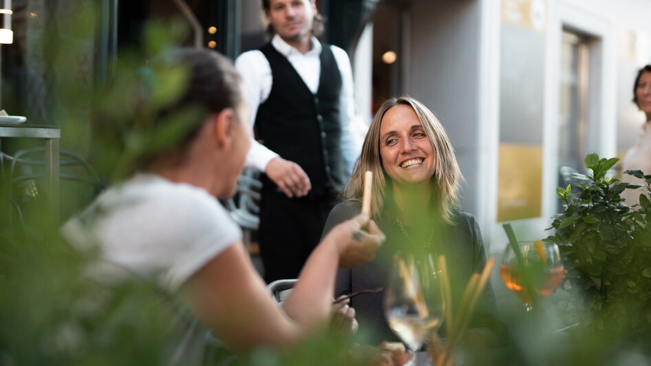 Freunde genießen das Essen und Trinken in der Auenbrugger Weinbar. | © Auenbrugger