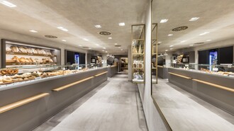 Innenansicht der Bäckerei Sorger mit einem Sortiment an frischen Backwaren. | © Werner Krug