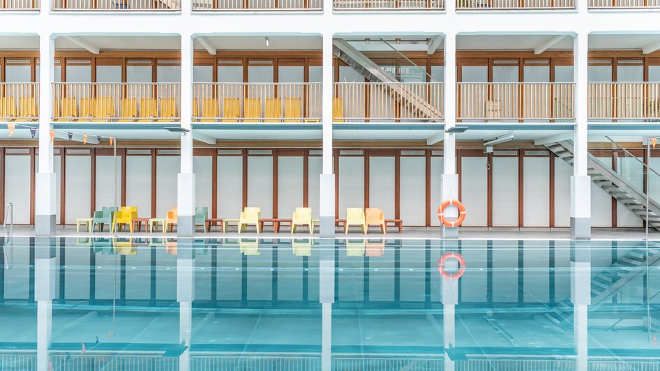 Schwimmbad Bad zur Sonne mit eleganter Architektur und reflektierendem Wasser. | © Holding Graz - achtzigzehn