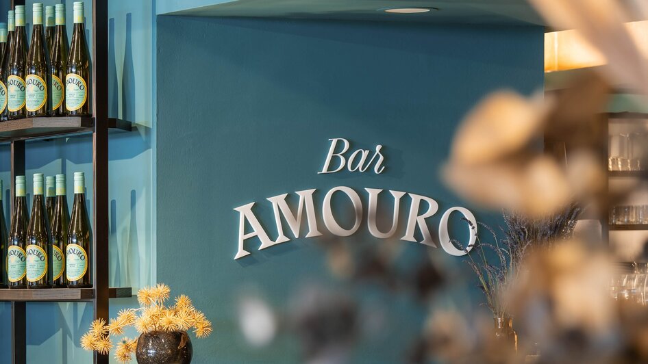 Moderne Bar Amouro mit eleganten Sitzplätzen und stilvollem Ambiente. | © Lucija Novak