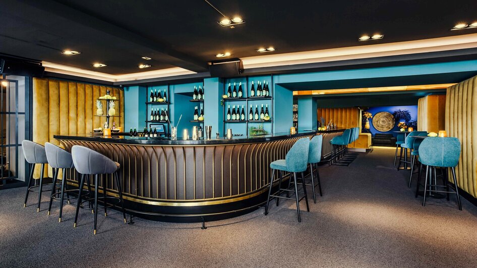 Elegante Bar mit runder Theke und stilvollen Sitzplätzen. | © Simon Bauer