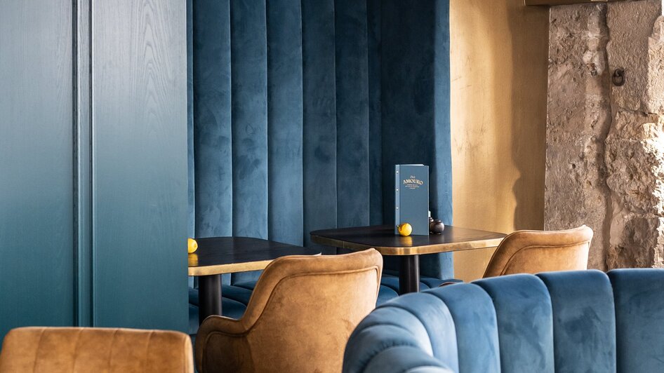 Gemütliche Sitzgelegenheiten in der Bar Amouro mit blauem Design. | © Lucija Novak