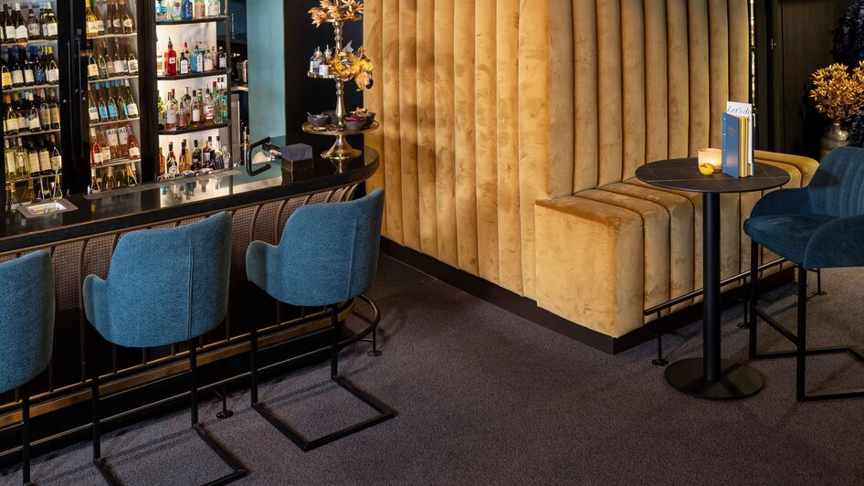 Schicke Bar mit stilvollen Kronleuchtern und gemütlichen Sitzplätzen. | © Lucija Novak