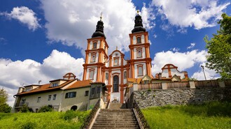 Die Basilika Mariatrost in Graz, umgeben von grünen Wiesen und unter einem blauen Himmel. | © Graz Tourismus - Harry Schiffer