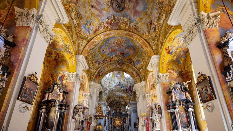Prächtige Innenansicht der Basilika Mariatrost in Graz mit aufwendigen Deckenfresken. | © Graz Tourismus - Harry Schiffer