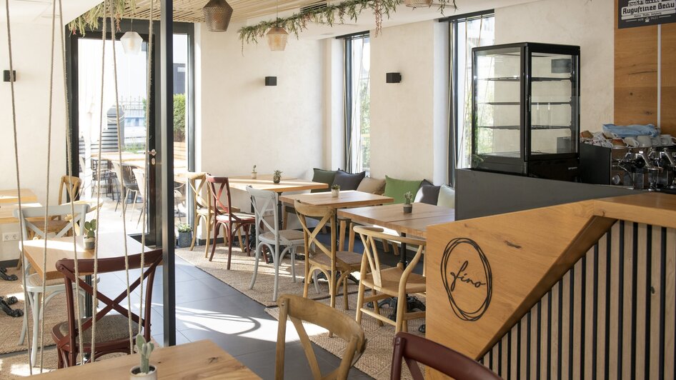 Helles Bistro mit modernen Tischen und Stühlen, viel Licht. | © Bistro Fino