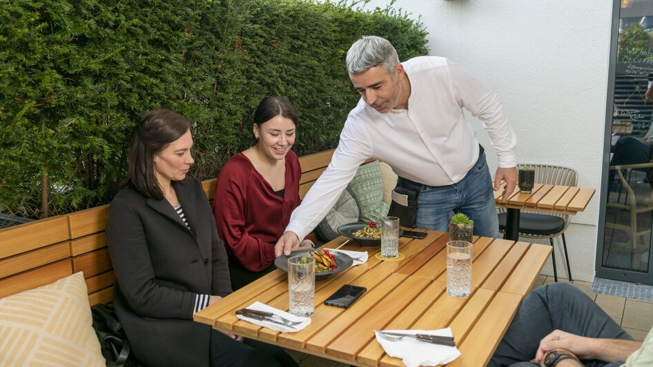 Gäste genießen ihr Essen im Bistro FINO in Graz. | © Bistro Fino