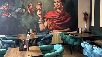Künstlerische Inneneinrichtung mit Wandgemälde und gemütlichen Sitzen. | © Bonbon