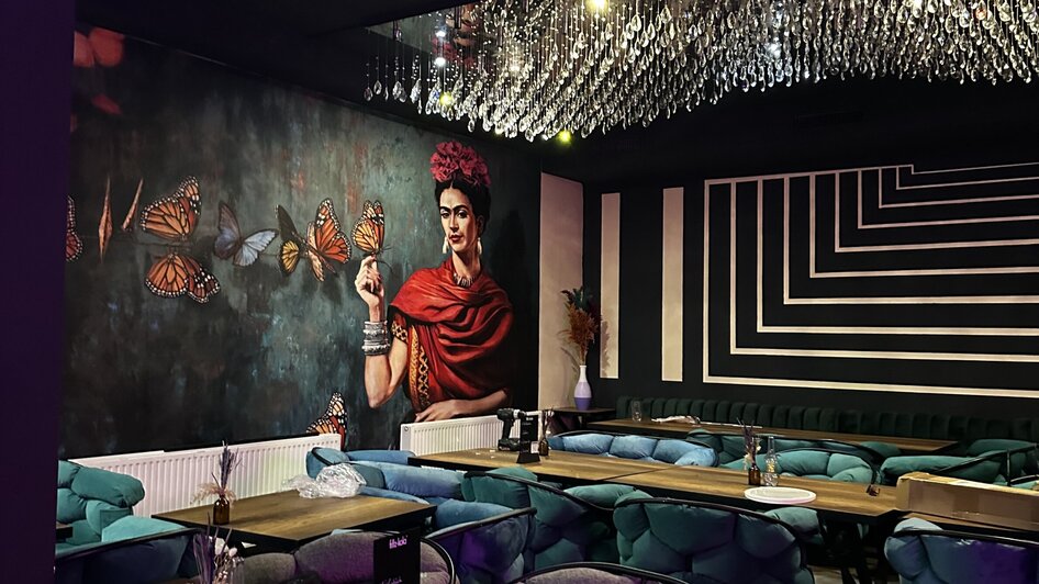 Elegantes Restaurant mit Wandkunst und gemütlichen Sitzplätzen. | © Bonbon