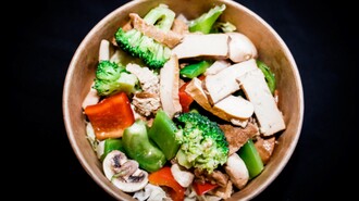 Eine Schüssel mit Gemüse, Tofu und Pilzen. | © Bowls & Pots by MayKay