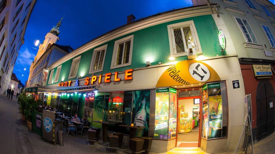 Blick auf das Restaurant Brot & Spiele in Graz bei Nacht. | © Brot & Spiele