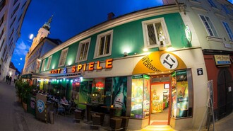 Blick auf das Restaurant Brot & Spiele in Graz bei Nacht. | © Brot & Spiele