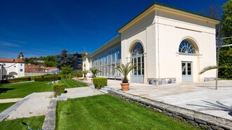Orangerie im Burggarten in Graz, umgeben von schönem Rasen. | © Graz Tourismus - Harry Schiffer