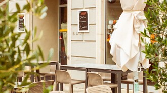 Terrasse der Café Bar Amaro in Graz mit Tisch und Stühlen. | © Amaro