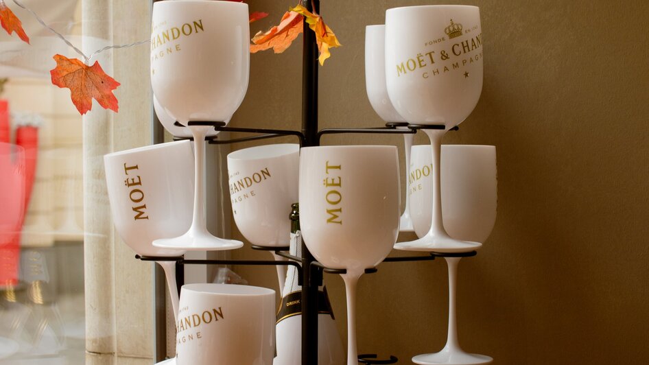Dekorative Gläser mit Moët & Chandon Schriftzug in einer Café Bar. | © Amaro