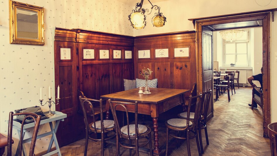 Gemütlicher Essbereich mit Holzstühlen und Tisch im Café. | © Cafe Fotter