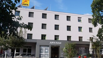 Außenansicht des JUFA Hotels in Graz mit einem einladenden Eingangsbereich. | © JUFA Hotel Graz City