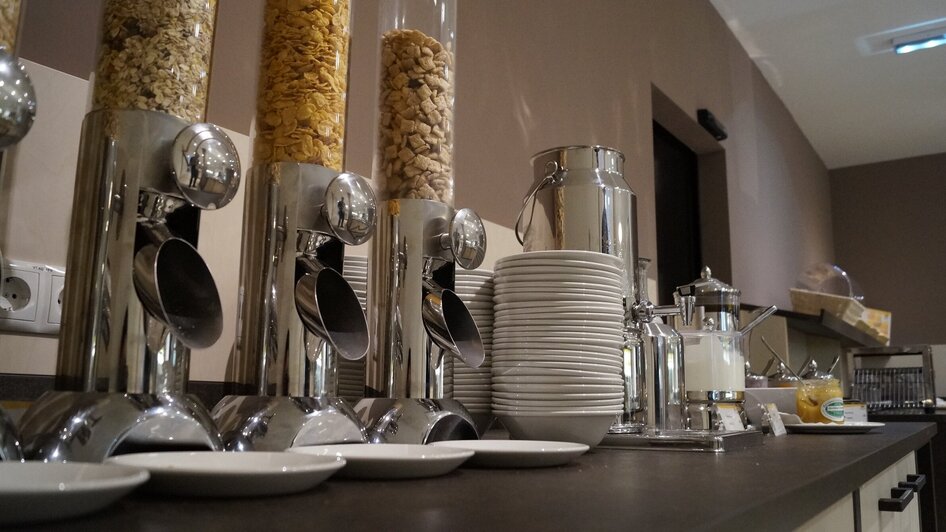 Müsli und Teller auf einem Buffet, bereit zum Servieren. | © JUFA Hotel Graz City