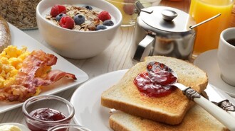 Ein reichhaltiges Frühstück mit Toast, Marmelade, Eiern, Speck und Obst. | © Café Muhr