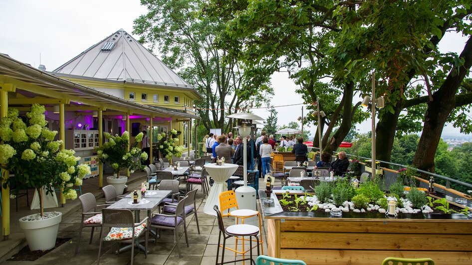 Gemütliches Café mit schöner Aussicht und Pflanzen in Graz.