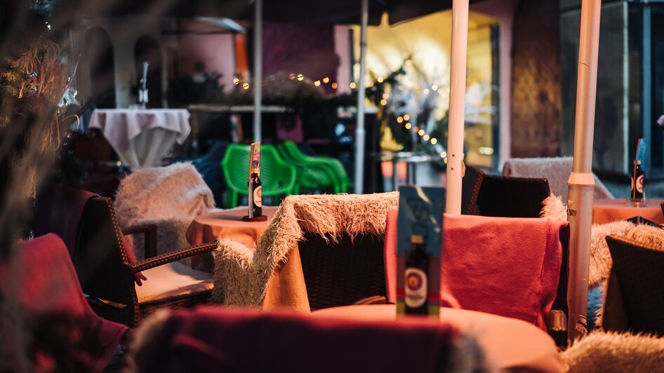 Bequeme Sitze mit Decken in einem stilvollen Café in Graz. | © Ripix