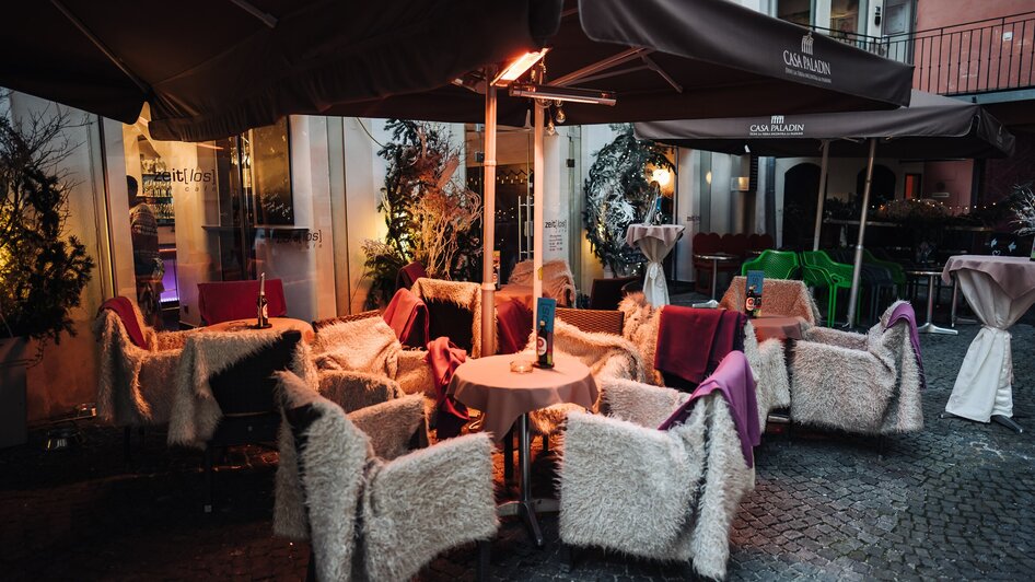 Gemütliche Terrasse eines Cafés mit kuscheligen Stühlen in Graz. | © Ripix