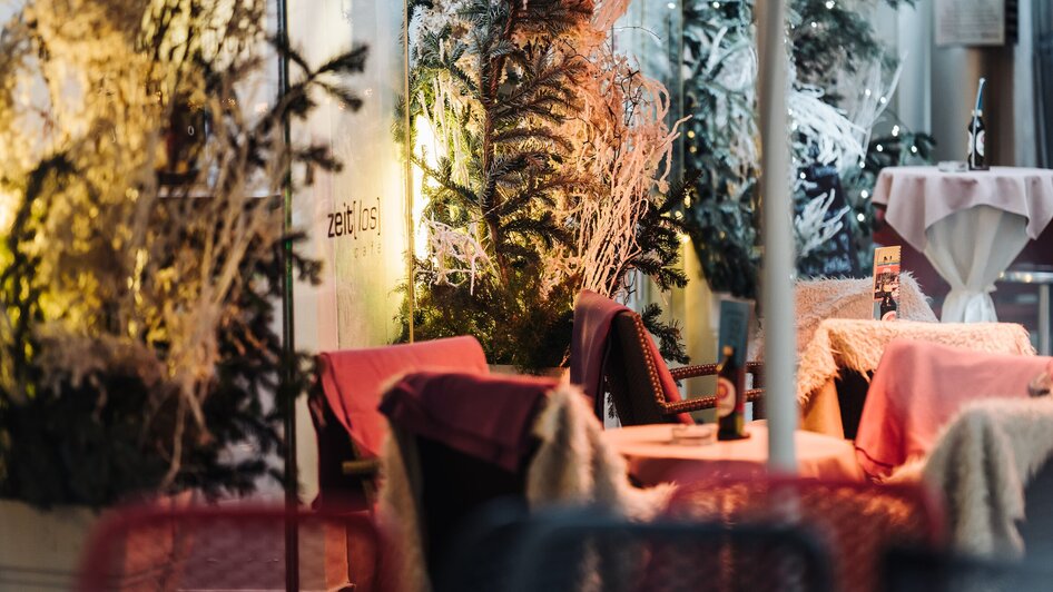 Gemütliches Café mit festlicher Dekoration und Pflanzen. | © Ripix