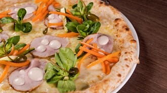 Pizza mit Hähnchen, Gemüse und frischen Kräutern. | © Casa Costiera