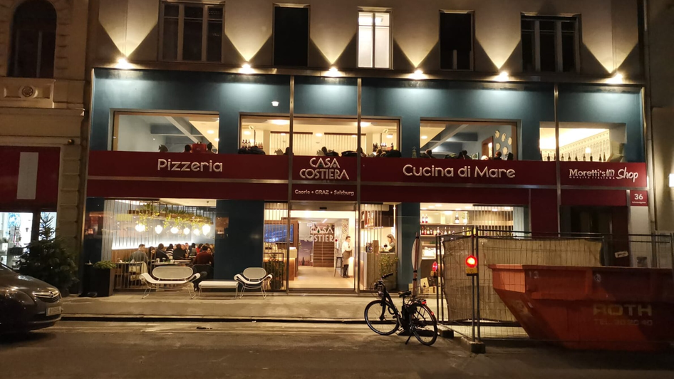 Restaurant Casa Costiera in Graz, Pizzeria und italienische Küche beleuchtet bei Nacht. | © Casa Costiera