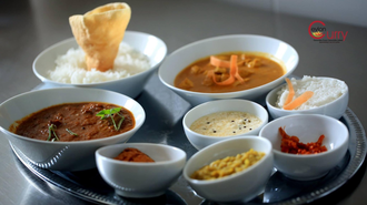 Buntes Gericht mit Reis, Dals, Currys und Papadam. | © Ceylon Curry