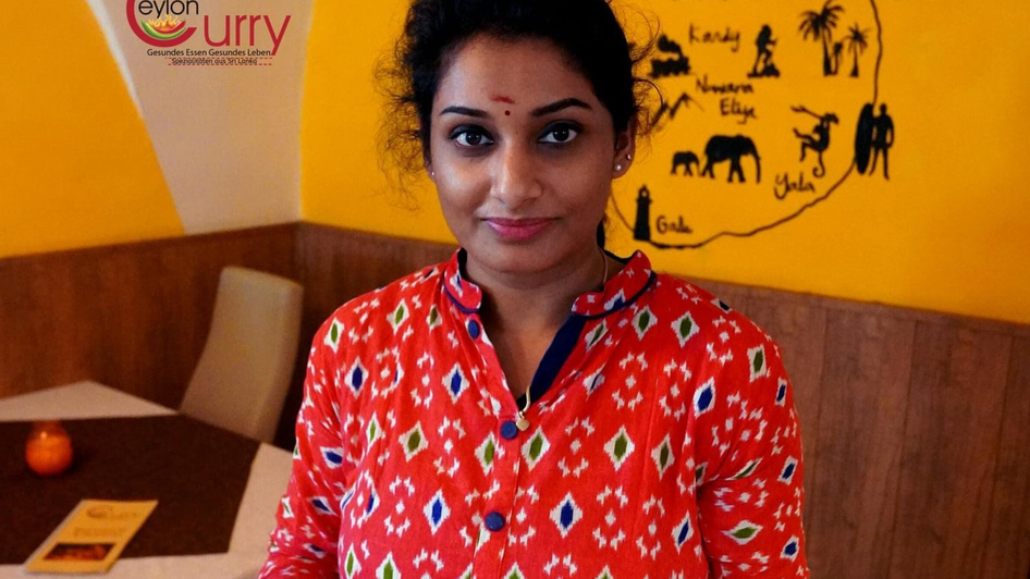 Eine Frau serviert exotische Gerichte im Restaurant Ceylon Curry. | © Ceylon Curry
